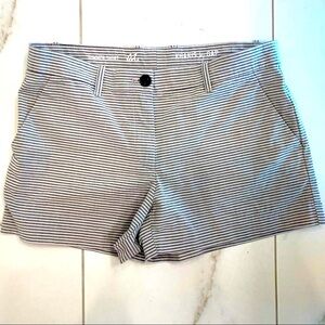 GAP Gray, taupe, white sear-sucker striped summer short, size 2, so flattering!